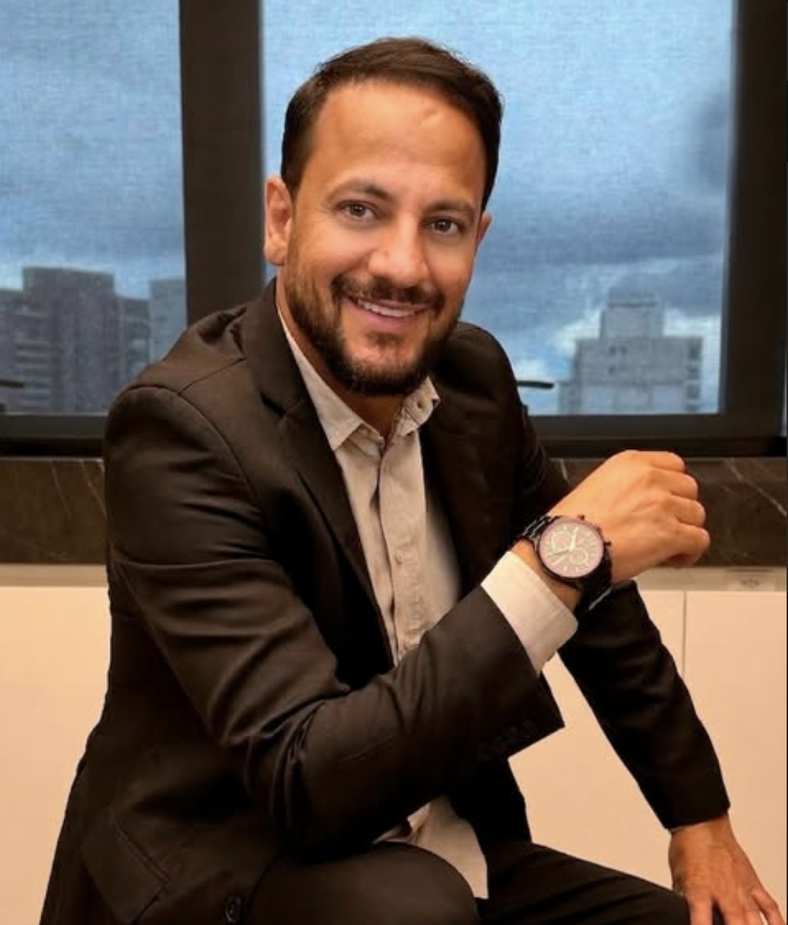 Dr. Eduardo Felipe, especialista em implantes faciais, cliente da Priori Digital